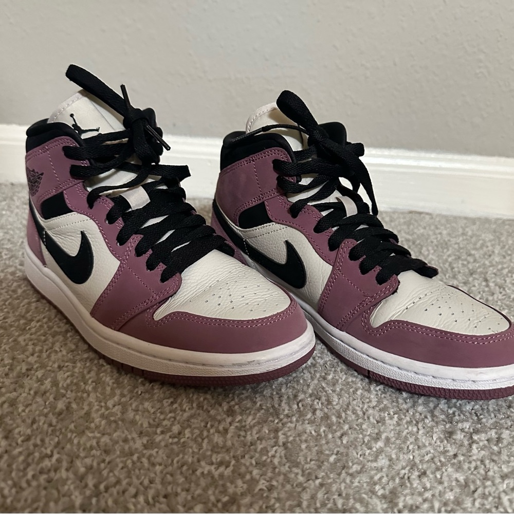 Nike Air Jordan in mulberry